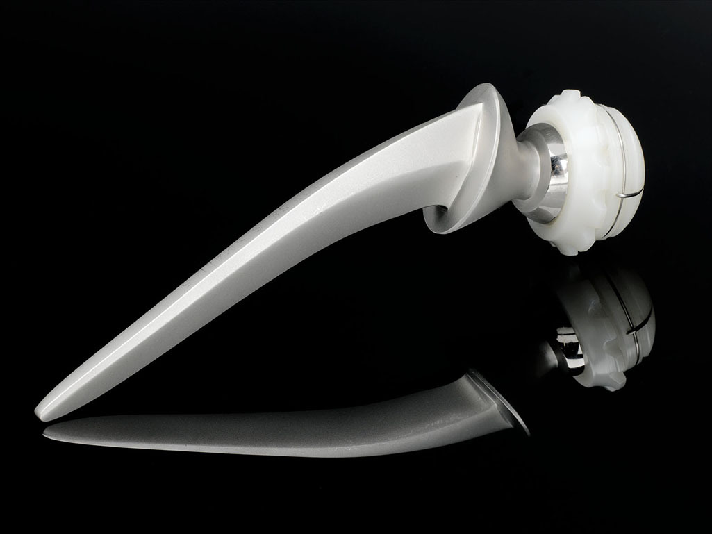 A Charnley-type low-friction prosthesis. A stainless-steel femoral stem with a small-diameter metal head articulating against a white ultra-high-molecular-weight polyethylene cup, the classic metal-on-polyethylene, small-head design. Science Museum London / Science & Society Picture Library, via Wikimedia Commons, CC BY-SA 2.0.